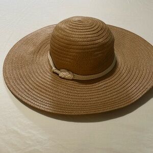 AMIANI wide brim sun hat.